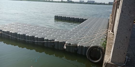 Gemakkelijk te installeren capaciteit PE Float Pontoon voor moeiteloze bootdocking